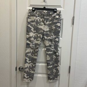Easel Women’s Size L Grey Camo Distressed Skinny Jeans